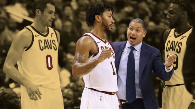 Cleveland Cavaliers head coach Tyronn Lue (M) talks with Cavaliers guard Derrick Rose (1),