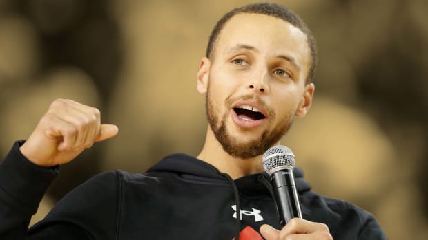 Stephen Curry makes a return to Davidson