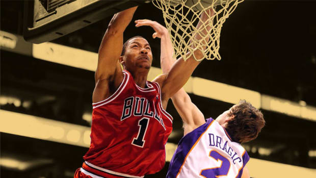 Chicago Bulls guard Derrick Rose dunks the ball against Phoenix Suns guard Goran Dragic