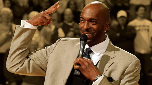 John Salley thought he was getting kicked out of NBA after kissing a woman