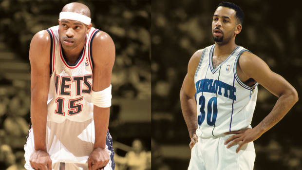 Charlotte Hornets shooting guard Dell Curry (30)/New Jersey Nets forward Vince Carter (15)