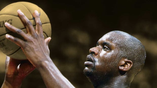 Los Angeles Lakers center Shaquille O'Neal (34) shoots a free throw against the San Antonio Spurs