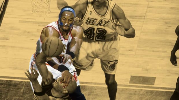 Miami Heat center Alonzo Mourning (33) in action against New York Knicks forward Terry Cummings (35) during the first round of the 1998 NBA Playoffs at the Miami Arena.