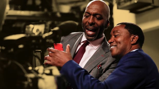 Isiah Thomas and John Salley try to set up live video on a phone before they walked out of the tunnel for the 30th anniversary of the 1989-90 back-to-back championships