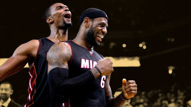 Miami Heat: Chris Bosh returns Pat Riley's ring at Hall of Fame ceremony -  radiozona.com.ar