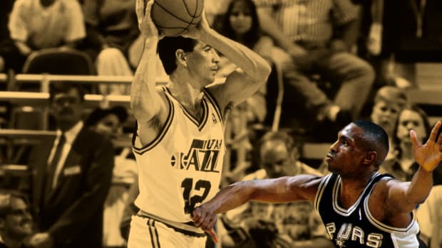 Utah Jazz guard John Stockton defended by San Antonio Spurs guard Avery Johnson