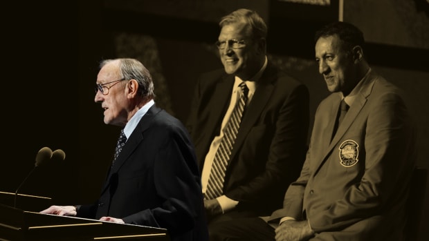 Rick Adelman speaks alongside presenters Vlade Divac and Jack Sikma during the Naismith Memorial Basketball Hall of Fame Enshrinement in 2021