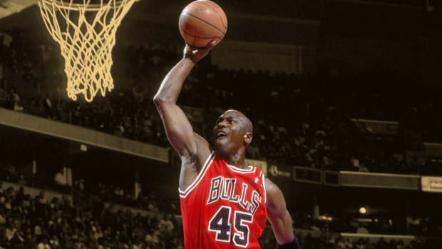 Ex Bull recalls the other time Michael Jordan dunked from the free