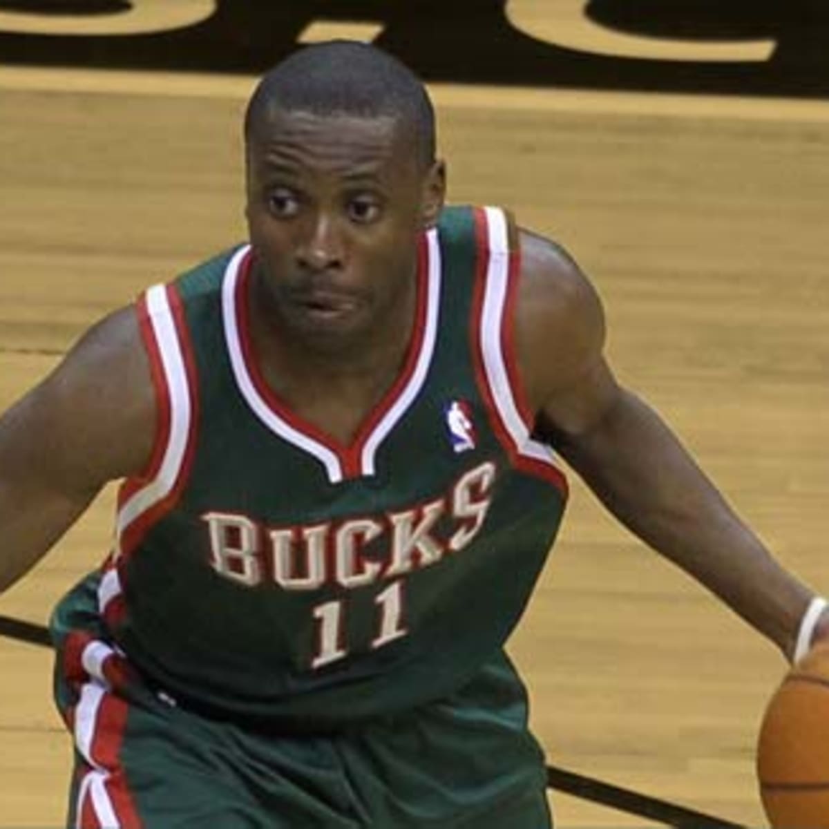 Timeless Sports on X: (2003) Happy birthday to Earl Boykins! At 5'5 and  133 pounds, his max bench press was 315 pounds! 💪   / X