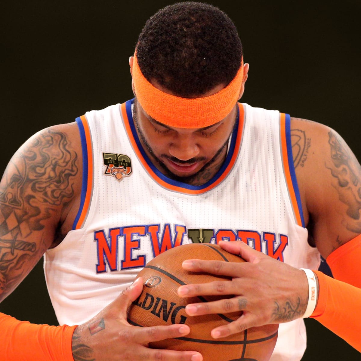 Carmelo Anthony stays with Knicks