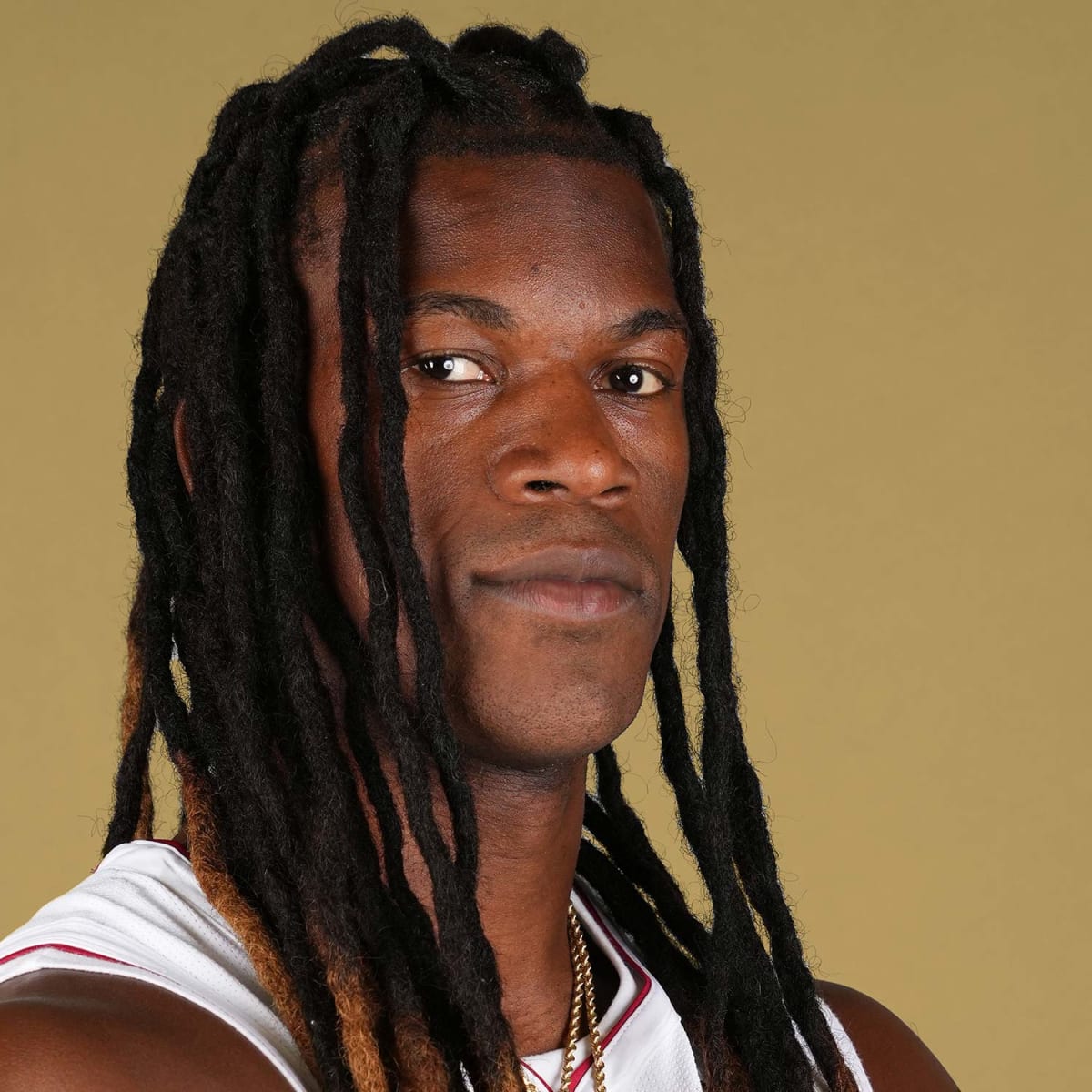 JIMMY BUTLER se presenta con su nuevo peinado. Amigo íntimo de PAU