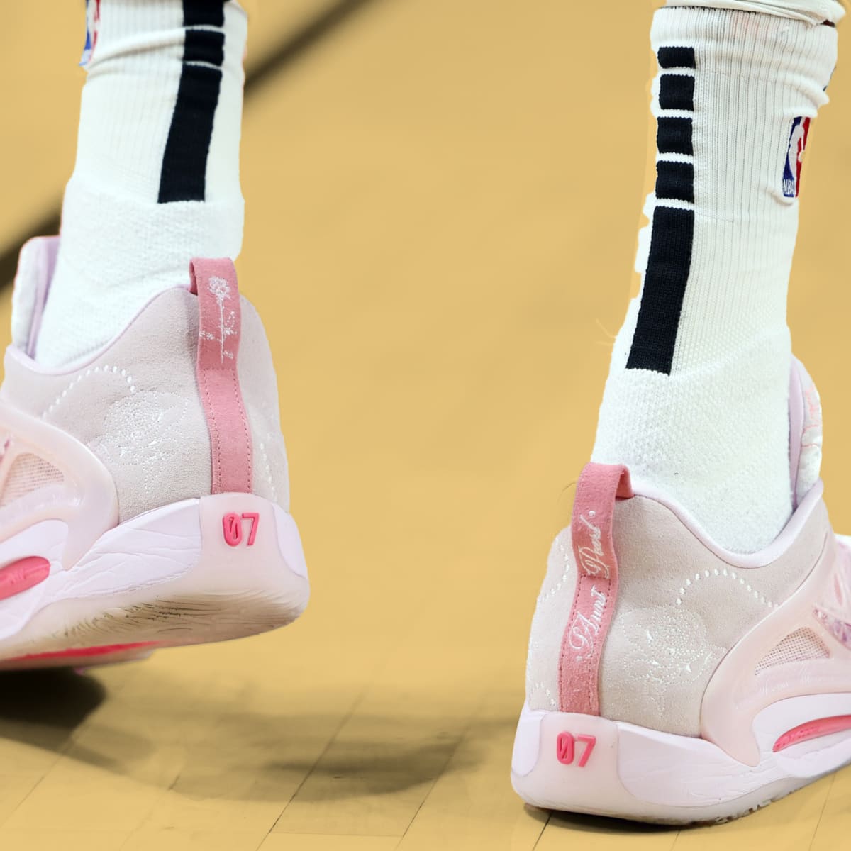 Kevin durant shoes 2019 pink sales
