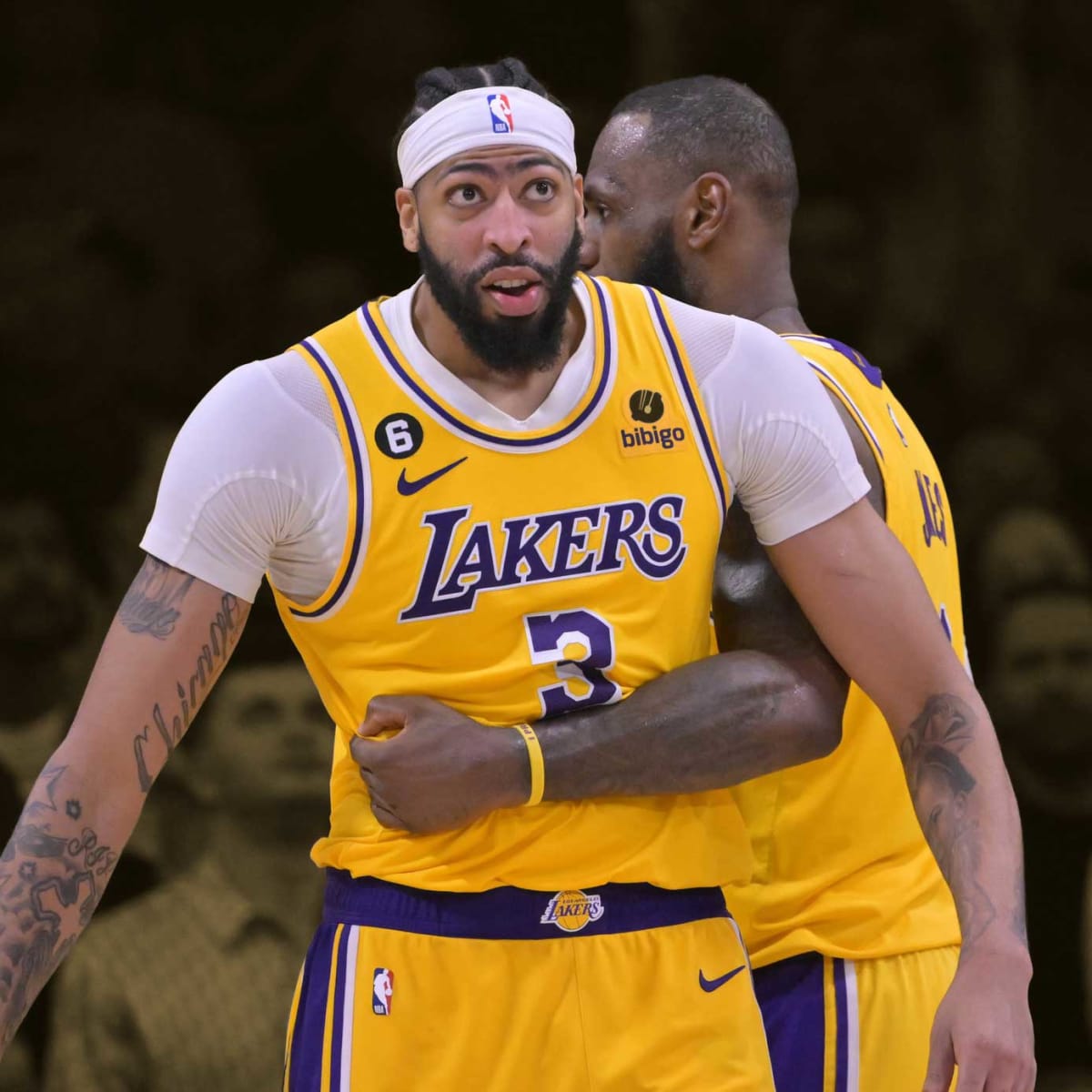Lebron james online holding lakers jersey