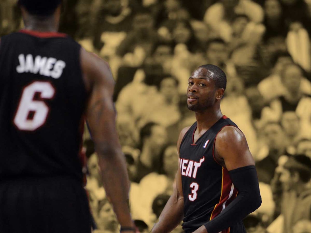 Miami Heat guard Dwyane Wade, left, argues with referee Mike