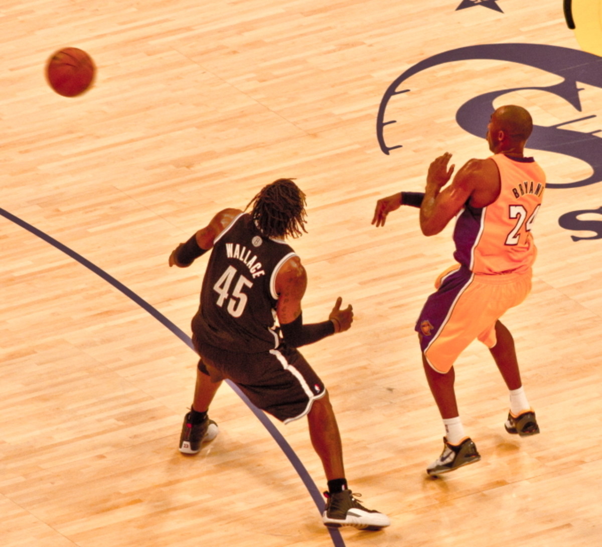 Kobe misses clutch free throws top