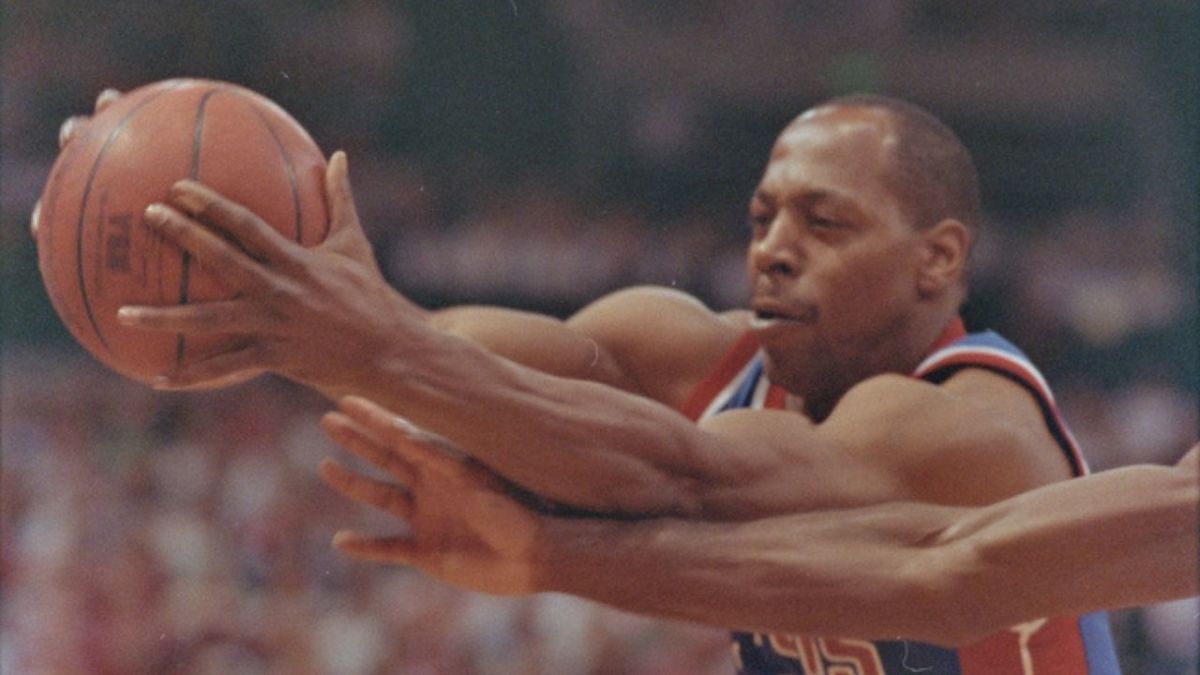 Vinnie Johnson makes a pass in the 1990 NBA Finals