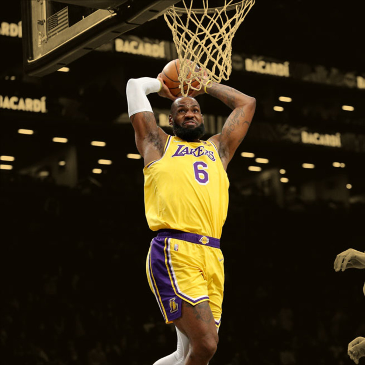 Basketball - LeBron James - Images