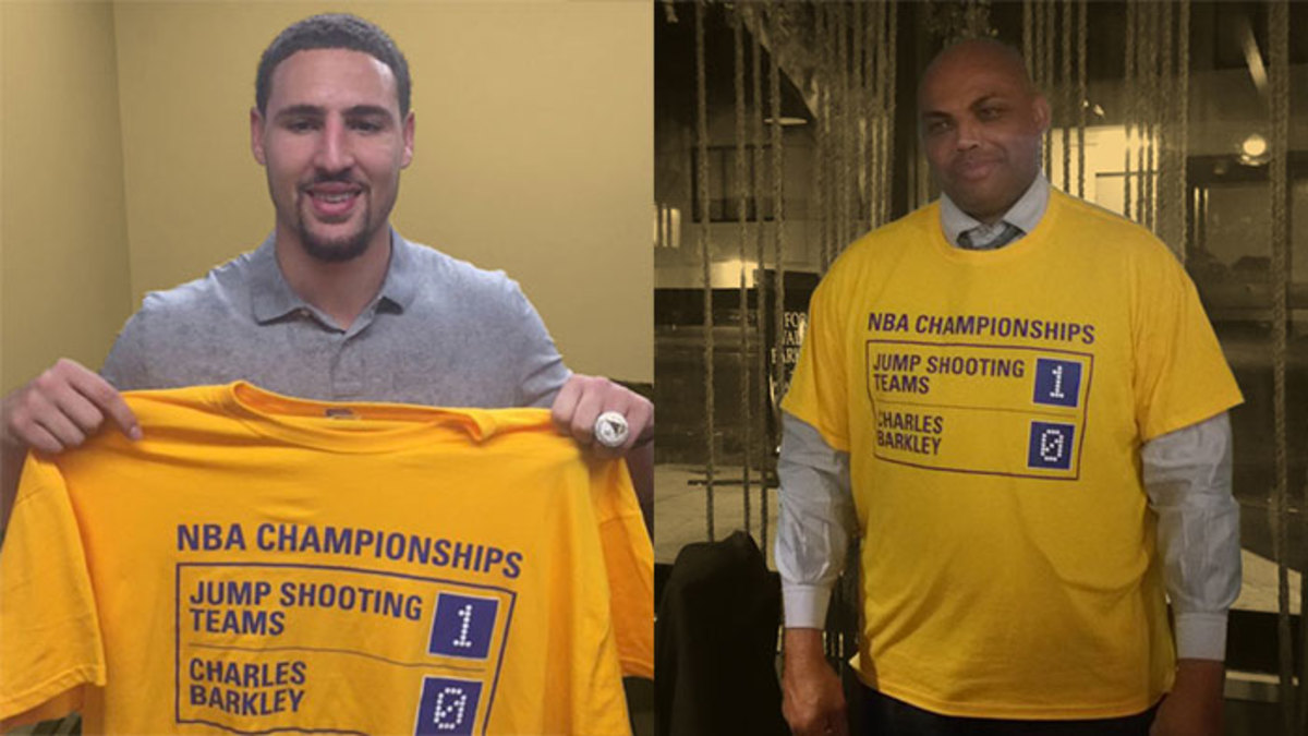 Klay Thompson showing the gift the Warriors made for Charles Barkley