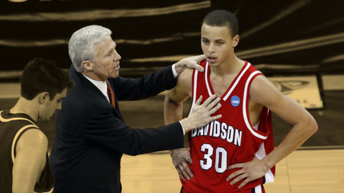 Davidson Wildcats head coach Bob McKillop talks to guards Stephen Curry