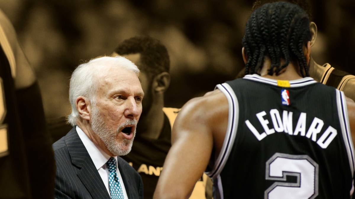 Gregg Popovich during a Spurs timeout with Kawhi Leonard