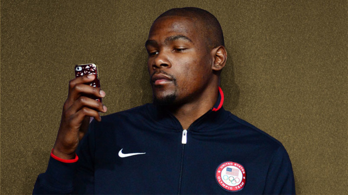 USA guard Kevin Durant checks his phone