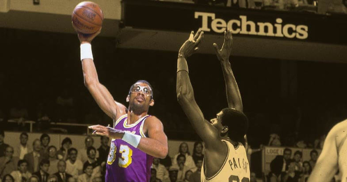 [1977] Kareem Abdul Jabbar breaks hand after sucker-punching Kent Benson -  Basketball Network