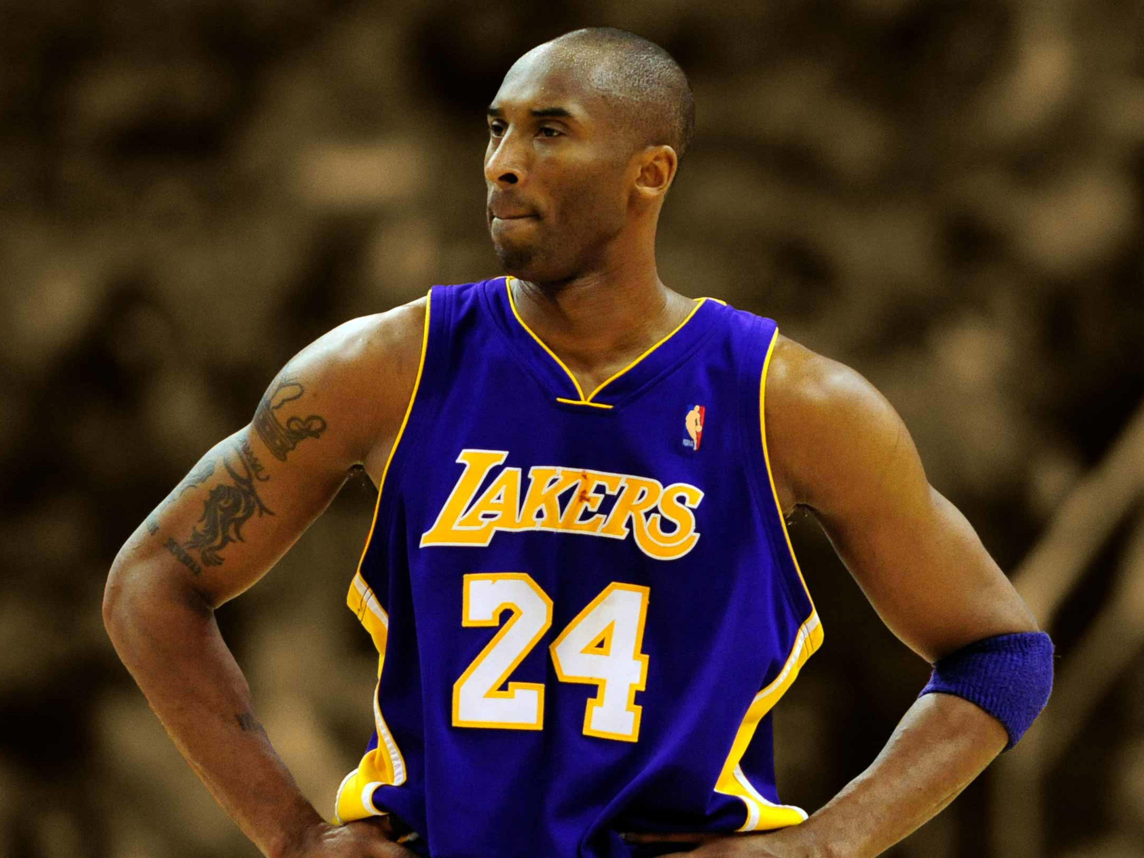 kobe wearing purple jersey