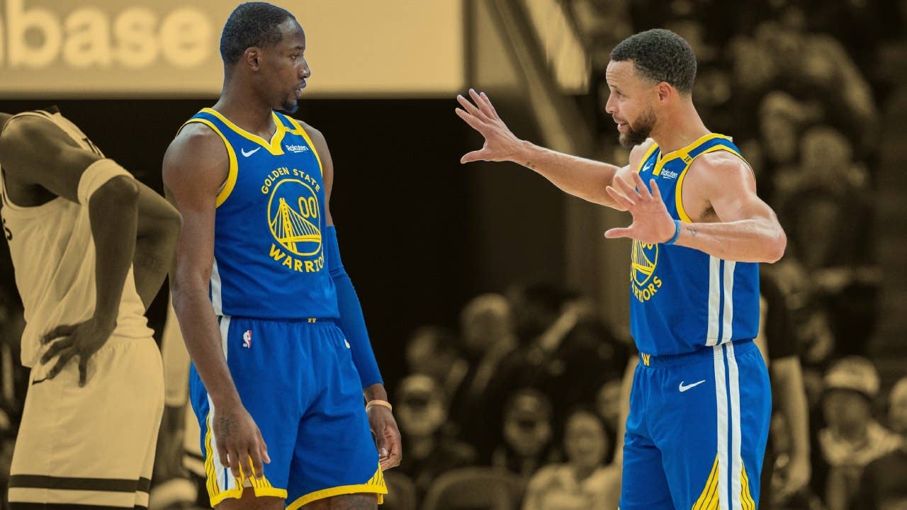 Golden State Warriors guard Stephen Curry (30) speaks with forward Jonathan Kuminga (00)